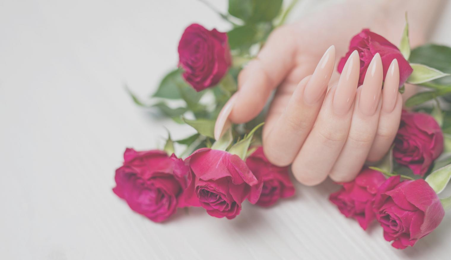 Studente che pratica tecniche avanzate di nail design in laboratorio